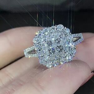 New women's gorgeous wedding engagement ring